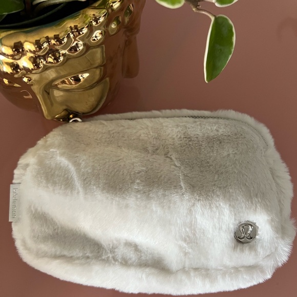 NWT Special Edition LULULEMON everywhere plush Bag/SOLD OUT - Picture 5 of 6